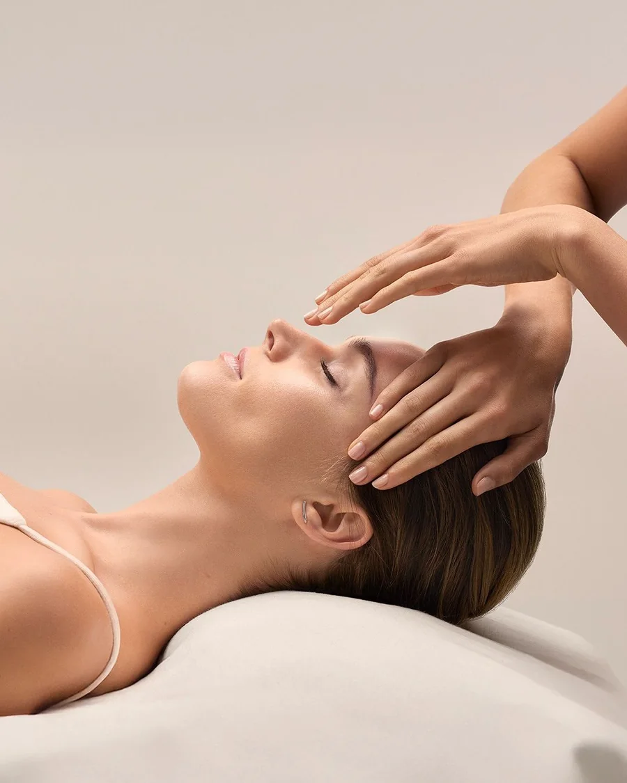 Mujer relajada durante una valoración facial en cabina