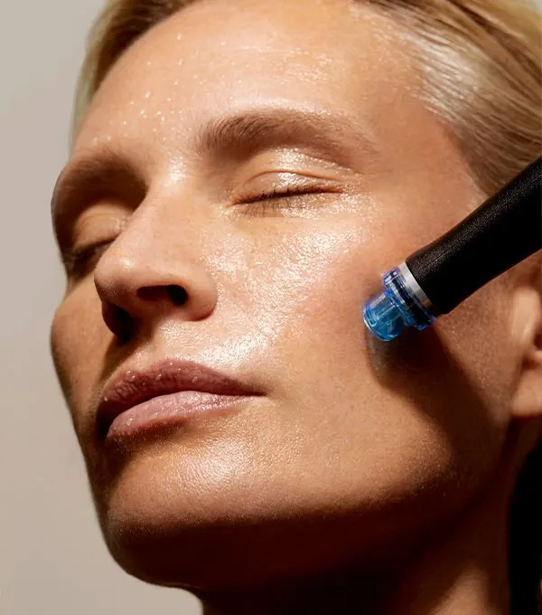Tratamiento facial aplicado con dispositivo sobre la piel del rostro